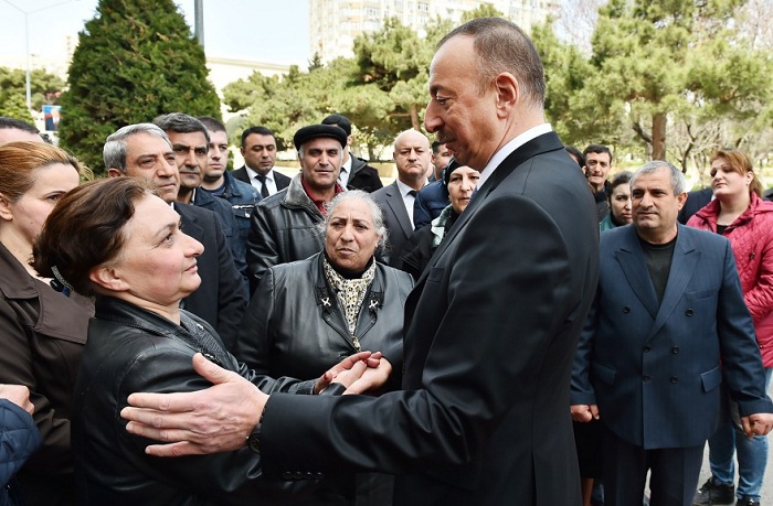 Le Président Ilham Aliyev avec la mère de martyrs - No Comment